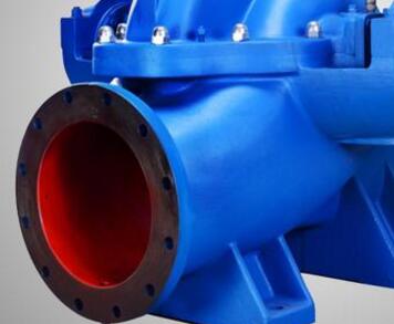 　　雙吸泵裝配填料步驟  　　1、 第一步：先把機(jī)封壓蓋的螺栓擰下來(lái)卸掉，取出兩端的機(jī)封壓蓋。  　　2、 第二步：卸掉泵蓋中開(kāi)面上的全部螺母，用電葫蘆吊起泵蓋。  　　3、 第三步：再用電葫蘆將整個(gè)轉(zhuǎn)子部件吊起，平穩(wěn)放在墊子上。  　　4、 第四步：拆掉軸承體，卸下軸承壓蓋及軸承。(兩端同)  　　5、 第五步：最后拆下機(jī)械密封，再根據(jù)裝機(jī)封壓蓋止口尺寸加工填料壓蓋的配合尺寸。  　　6、 第六步：再裝上兩端的軸承及鎖緊螺母和軸承體。  　　7、 第七步：再將轉(zhuǎn)子部件吊起放入泵體，保持與原來(lái)(拆卸時(shí))的位置一樣。  　　8、 第八步：吊起泵蓋改好，擰緊螺母。  　　9、 第九步：裝填料，將填料裝入原來(lái)安裝機(jī)封的位置，前面兩根填料再放填料環(huán)，后面再放3根填料用填料壓蓋壓緊并用螺母鎖緊即可。裝配完畢